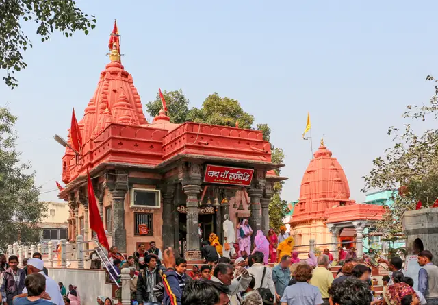 मंदिर के प्रवेश द्वार पर एकत्र श्रद्धालु