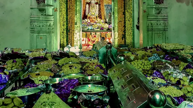 गर्भगृह में देवी के सामने सजा छप्पन भोग